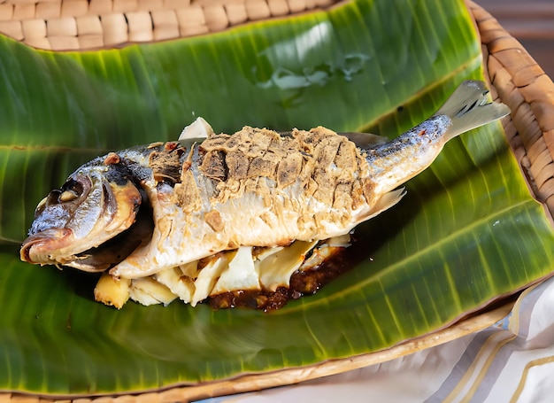 Foto comida nicaragüense pescado en hoja de plátano seca gastronomía nicaragúana platos nicaraguanos