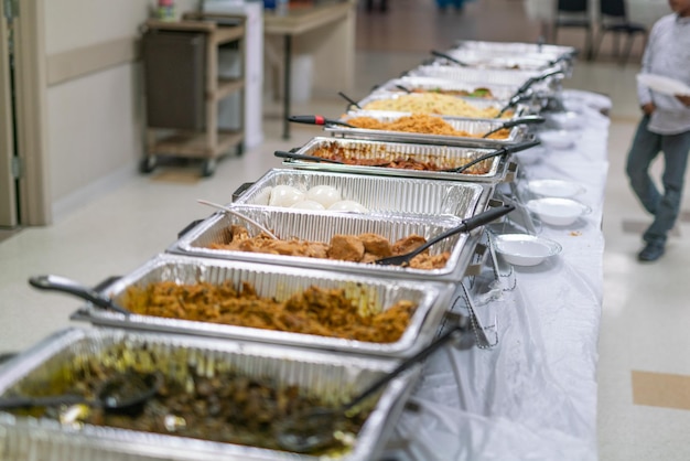 Comida nigeriana no buffet self-service em uma festa