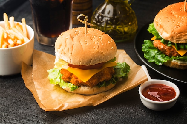 Comida occidental - hamburguesa de camarones y mariscos