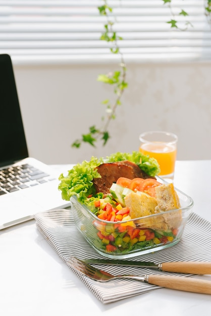 Comida en la oficina. Almuerzo saludable para el trabajo.