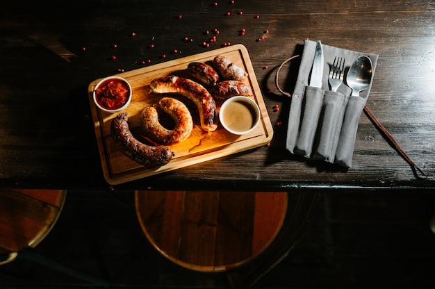 Comida Oktoberfest, apetitosas salchichas de carne. Un gran surtido en una bandeja de madera.