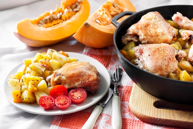 Foto comida de una olla: muslos y piernas de pollo con papas y calabaza