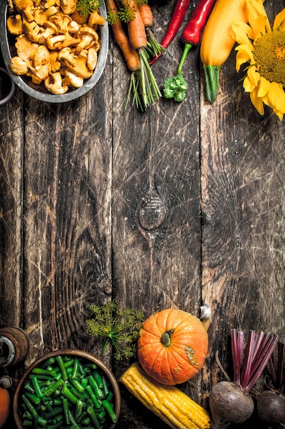 Comida orgânica. legumes e frutas frescas. sobre um fundo de madeira.