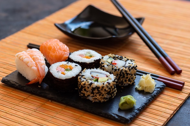 Comida oriental japonesa baseada em sushi, maki, nigiri, unagi, wasabi, arroz e peixe fresco