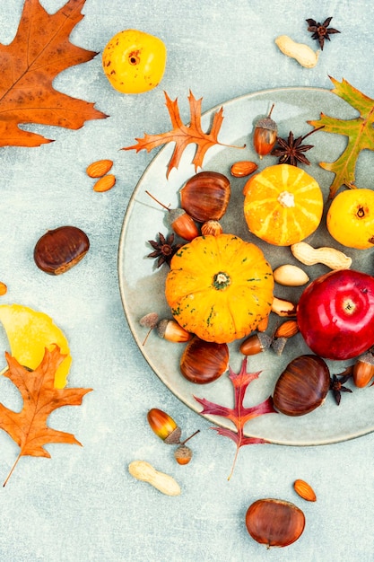 Comida de otoño calabazas y nueces.