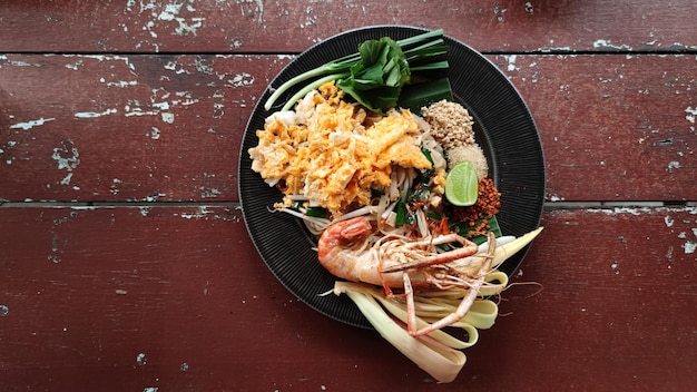 Comida padthai de Tailandia en mesa de madera