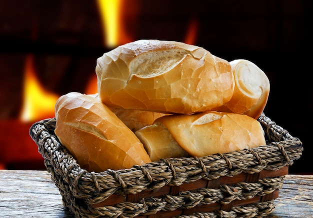 Comida de panadería de canasta de pan francés