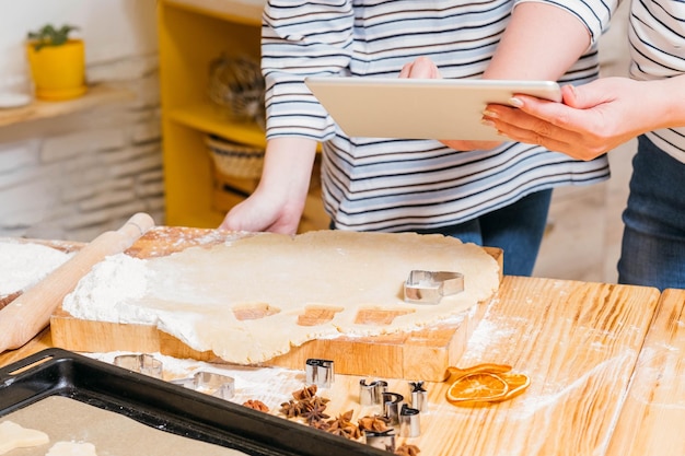 Comida de panadería y pastelería Captura recortada de mujeres usando tableta para buscar recetas