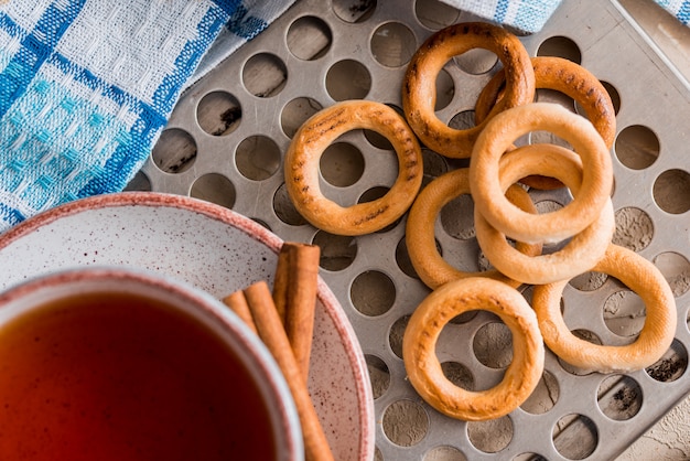 Comida de panadería con una taza de té