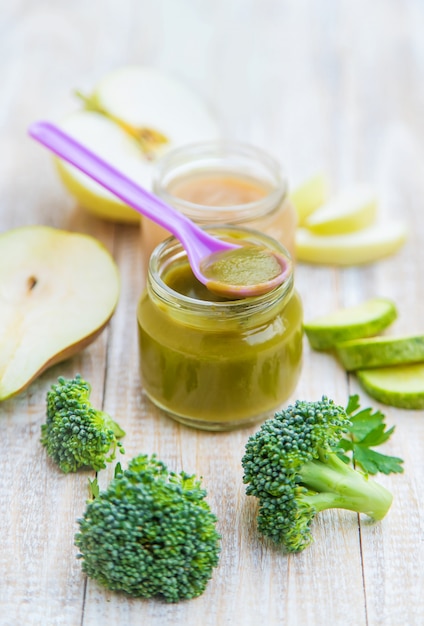 Comida para bebê em pequenos frascos.