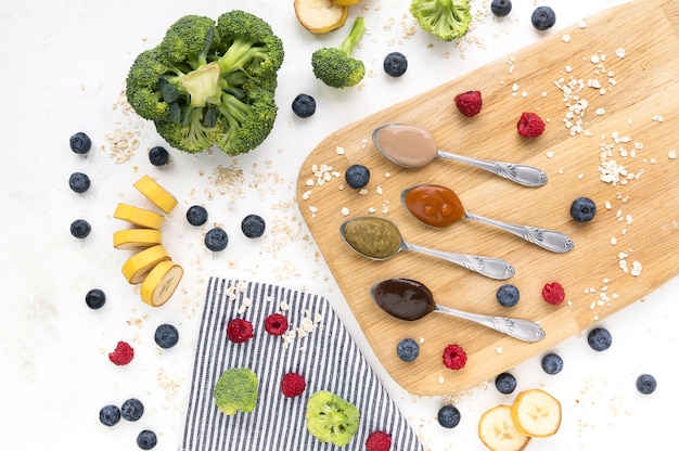 Comida para bebê feita com frutas e legumes frescos.