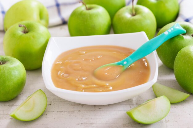 Comida para bebê Tigela de purê de maçã com frutas frescas