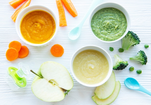 Comida para bebês, variedade de purê de frutas e vegetais, planta plana, vista de cima