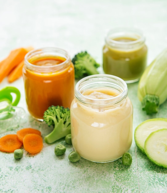 Comida para bebês, variedade de purê de frutas e vegetais