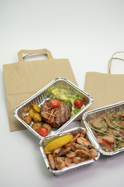 Foto comida para levar, leve o seu almoço para caixas comerciais ou recipientes com papel alumínio