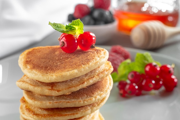 Comida para o café da manhã saudável comer panquecas sem manteiga com bagas comida para vegetarianos e para