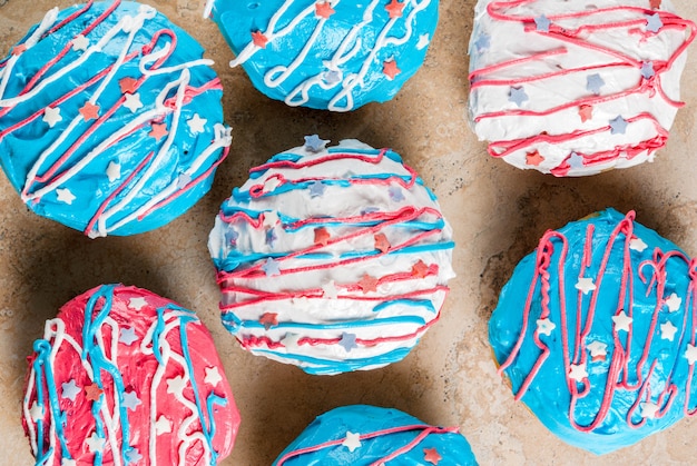 Comida para o dia da independência. 4 de julho. rosquinhas americanas tradicionais com esmalte nas cores da bandeira dos eua