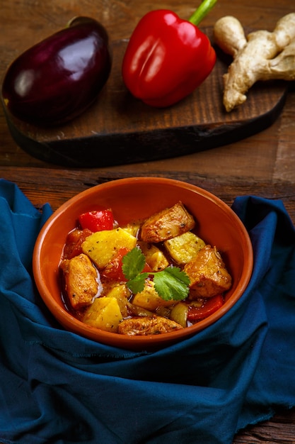 Comida para suhoor em ensopado de cordeiro do Ramadã com batatas e legumes em um guardanapo azul. Foto vertical