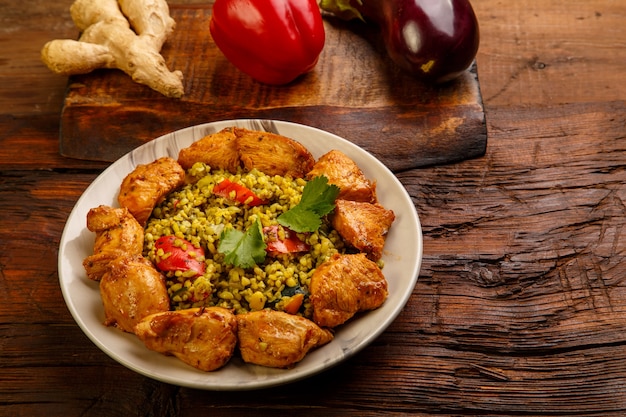 Comida para suhoor em Ramadan bulgur post com carne em um prato sobre uma mesa de madeira. Foto horizontal