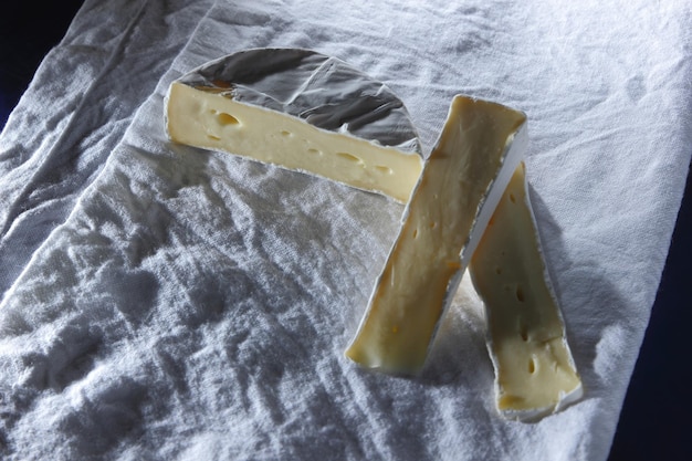 Comida para vinho delicioso queijo branco na mesa closeup fatias de camembert fresco em um guardanapo branco