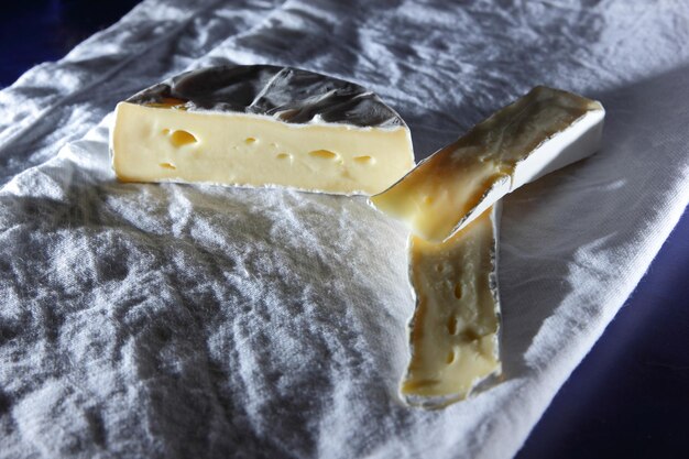 Comida para vinho Delicioso queijo branco na mesa closeup Fatias de camembert fresco em um guardanapo branco