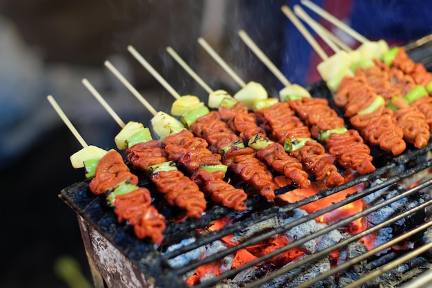 Comida en la parrilla de barbacoa