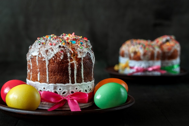 Comida de Pascua cristiana ortodoxa tradicional. Pastel de Pascua y huevos pintados sobre la mesa.