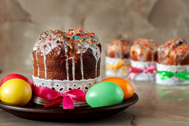 Comida de Pascua cristiana ortodoxa tradicional. Pastel de Pascua y huevos pintados sobre la mesa.