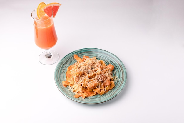 Comida de pasta de salmón de pasta sobre un fondo blanco aislado