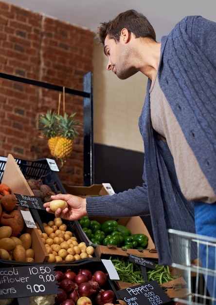 Comida de patatas y hombre comprando en un supermercado para comestibles promociones venta o descuentos trato Compruebe frescos o clientes comprando comestibles para nutrición saludable verduras orgánicas o dieta con elección