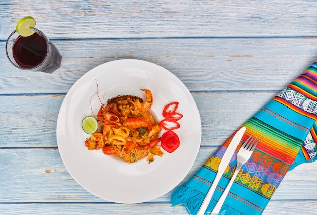 Foto comida peruana arroz con mariscos uma seleção de frutos do mar servida com arroz vista superior foco seletivo