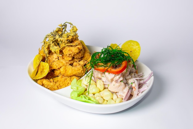 Comida peruana ceviche con chicharrn de pescado um prato tradicional peruano dupla marinha