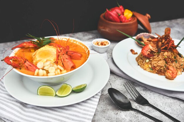 Comida peruana chaufa con mariscos y Chupe de Camarones sopa de camarones vista superior enfoque selectivo