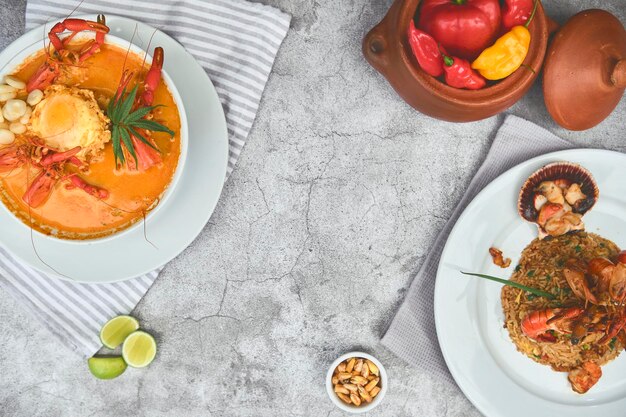 Comida peruana llamada Arroz chaufa con mariscos y Chupe de Camarones sopa de camarones Vista superior