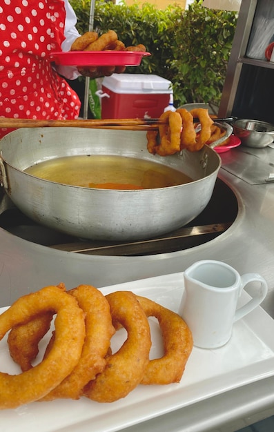 Comida Peruana Preparando Picarones postre clásico picarones con miel Venta de Picarones