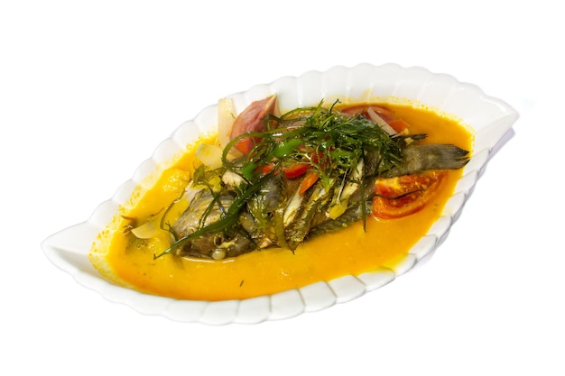 Comida peruana Sudado de Cabrilla Pescado cocinado de cuerpo completo junto con especias y verduras