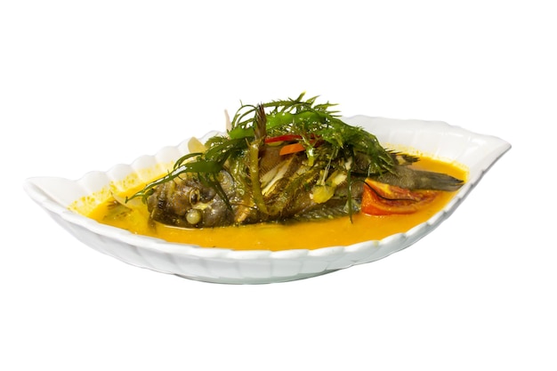 Comida peruana Sudado de Tramboyo Pescado cocinado de cuerpo completo junto con especias y verduras