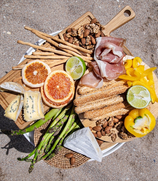 Comida de picnic deliciosa. Una variedad de refrigerios para recreación al aire libre.