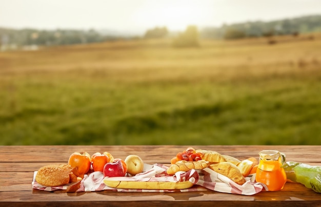 Comida de picnic con frutas encima de una mesa