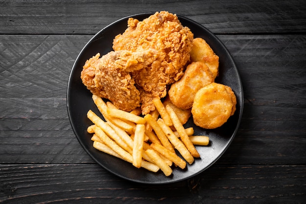 Comida de pollo frito con papas fritas y pepitas