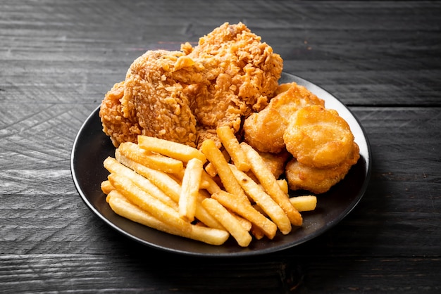 Comida Rápida. Nuggets De Pollo Frito Con Papas Fritas En Una Freidora  Eléctrica. Fotos, retratos, imágenes y fotografía de archivo libres de  derecho. Image 207385594