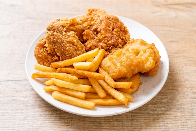 Foto comida de pollo frito con papas fritas y pepitas