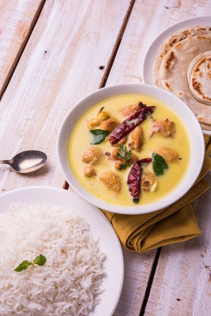 Comida popular do norte da Índia Kadhi Pakoda ou pakora com laccha paratha ou roti e arroz basmati cozido