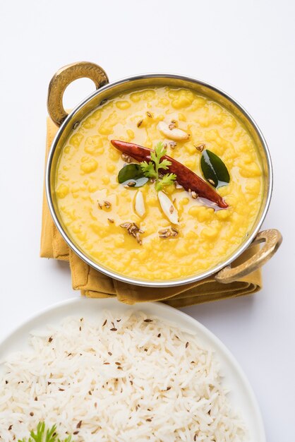 Comida popular india Dal fry o curry Dal Tadka tradicional servido con arroz jeera, aislado sobre fondo blanco, enfoque selectivo