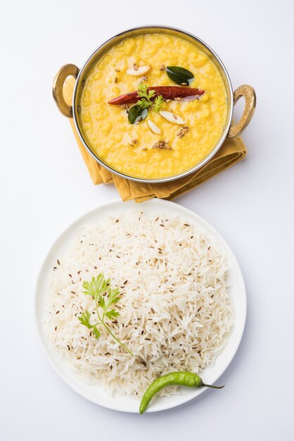 Comida popular india Dal fry o curry Dal Tadka tradicional servido con arroz jeera, aislado sobre fondo blanco, enfoque selectivo