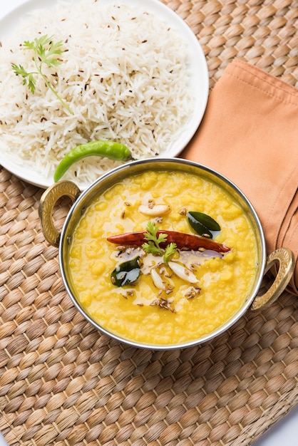Comida popular india Dal fry o curry Dal Tadka tradicional servido con arroz jeera, aislado sobre fondo blanco, enfoque selectivo