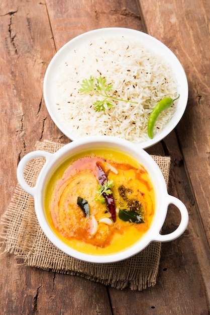 Comida popular india Dal fry o curry Dal Tadka tradicional servido con arroz jeera, aislado sobre fondo blanco, enfoque selectivo