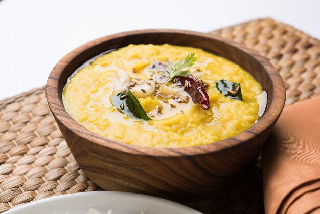 Comida popular indiana Dal fry ou o tradicional Dal Tadka Curry servido com arroz jeera, isolado sobre fundo branco, foco seletivo