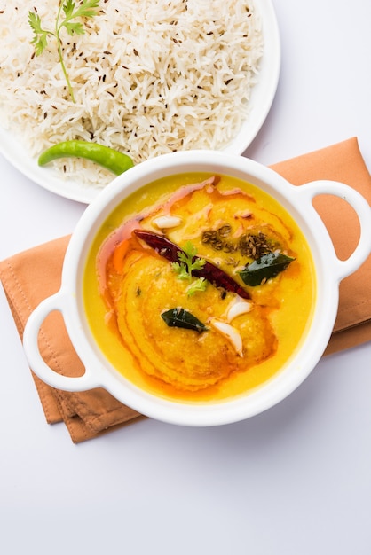 Comida popular indiana Dal fry ou o tradicional Dal Tadka Curry servido com arroz jeera, isolado sobre fundo branco, foco seletivo