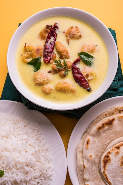 La comida popular del norte de la India Kadhi Pakoda o pakora con laccha paratha o roti y arroz basmati cocido